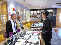 The two academicians learn about the development of CUHK in the visit to the University Gallery